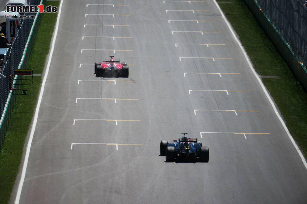 Foto zur News: Pastor Maldonado (Lotus) und Kimi Räikkönen (Ferrari)