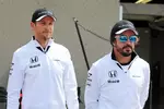 Foto zur News: Jenson Button (McLaren) und Fernando Alonso (McLaren)