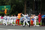 Foto zur News: Choreographie während der Parade-Lap der Fahrer