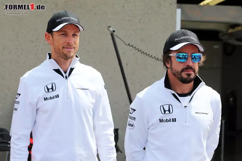 Foto zur News: Jenson Button (McLaren) und Fernando Alonso (McLaren)