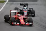 Foto zur News: Sebastian Vettel (Ferrari) und Fernando Alonso (McLaren)