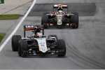 Foto zur News: Nico Hülkenberg (Force India) und Pastor Maldonado (Lotus)