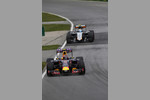 Foto zur News: Daniil Kwjat (Red Bull) und Sergio Perez (Force India)