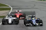 Foto zur News: Marcus Ericsson (Sauber) und Felipe Massa (Williams)