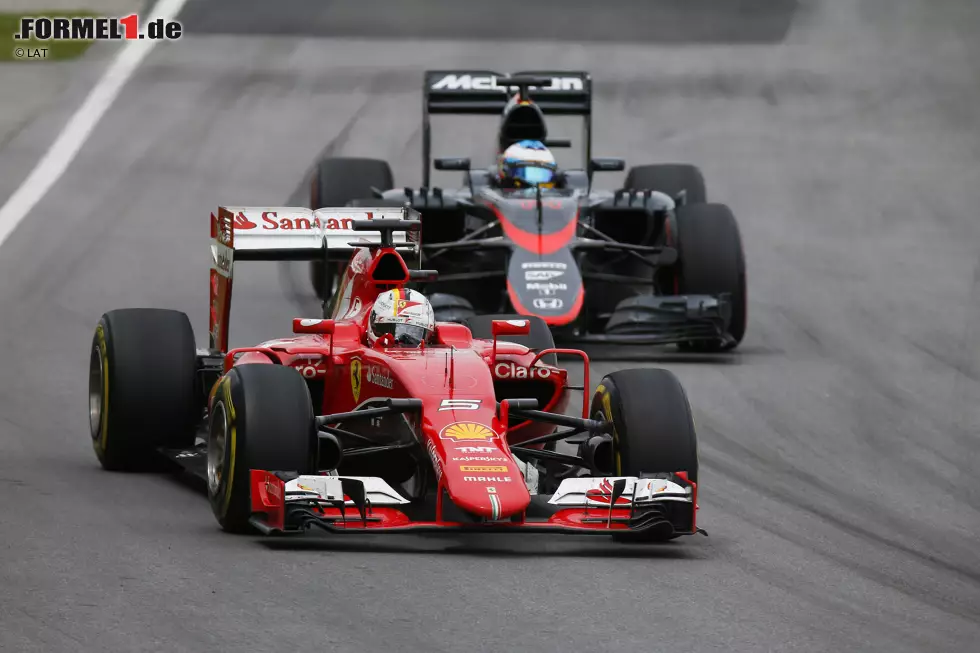 Foto zur News: Sebastian Vettel (Ferrari) und Fernando Alonso (McLaren)