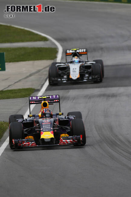Foto zur News: Daniil Kwjat (Red Bull) und Sergio Perez (Force India)