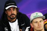 Foto zur News: Fernando Alonso (McLaren) und Nico Hülkenberg (Force India)