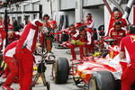 Foto zur News: Boxenstopptraining bei Ferrari