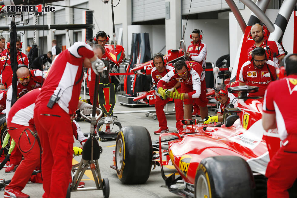 Foto zur News: Boxenstopptraining bei Ferrari