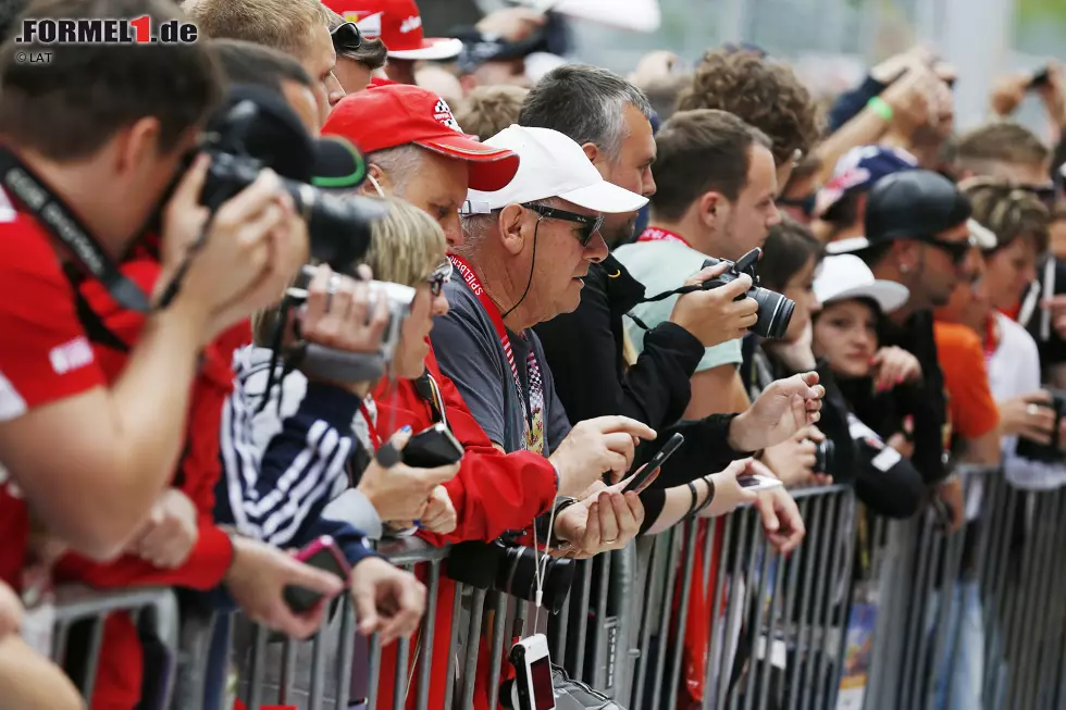 Foto zur News: Fans auf Autogrammjagd