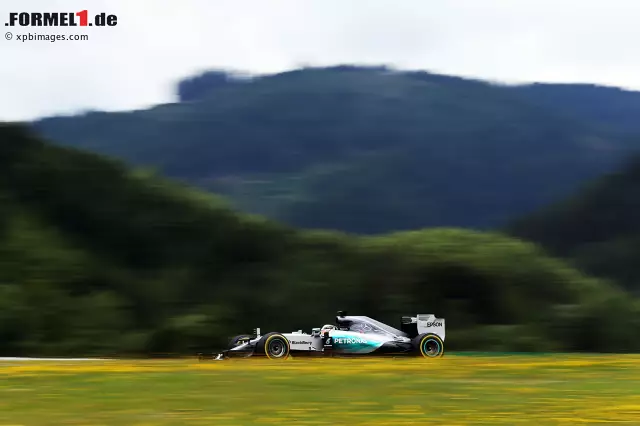 Foto zur News: Lewis Hamilton sicherte sich in einem kuriosen Qualifying die Pole-Position - obwohl er sich auf dem letzten Versuch in der ersten Kurve drehte, während...