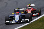 Foto zur News: Felipe Nasr (Sauber) und Kimi Räikkönen (Ferrari)