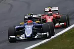 Foto zur News: Felipe Nasr (Sauber) und Kimi Räikkönen (Ferrari)