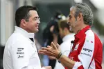 Foto zur News: Eric Boullier und Maurizio Arrivabene