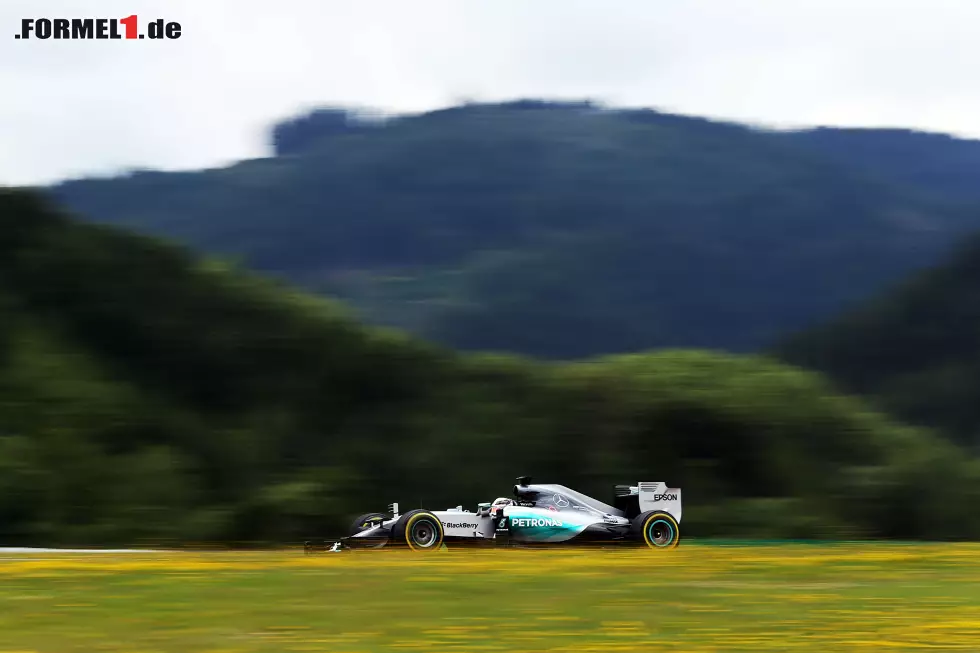 Foto zur News: Lewis Hamilton sicherte sich in einem kuriosen Qualifying die Pole-Position - obwohl er sich auf dem letzten Versuch in der ersten Kurve drehte, während...