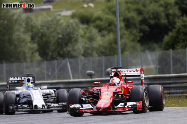 Foto zur News: Sebastian Vettel konnte Felipe Massa am Ende nicht mehr überholen - hier lag der Deutsche noch vor dem Brasilianer