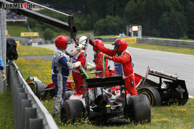Foto zur News: Die zerstörten Autos von Kimi Räikkönen (Ferrari) und Fernando Alonso (McLaren)