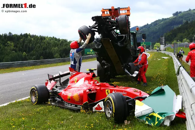 Foto zur News: Streckenposten bergen die verunfallten Fahrzeuge von Alonso und Räikkönen