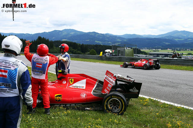 Foto zur News: Sebastian Vettel fährt am havarierten Autos seines Teamkollegen Kimi Räikkönen vorbei