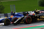 Foto zur News: Pastor Maldonado (Lotus) und Felipe Nasr (Sauber)