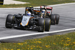 Foto zur News: Sergio Perez (Force India) und Romain Grosjean (Lotus)