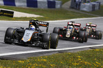 Foto zur News: Sergio Perez (Force India), Romain Grosjean (Lotus) und Pastor Maldonado (Lotus)