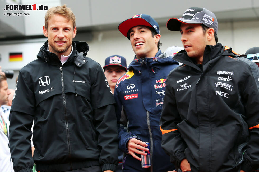 Foto zur News: Jenson Button (McLaren), Daniel Ricciardo (Red Bull) und Sergio Perez (Force India)