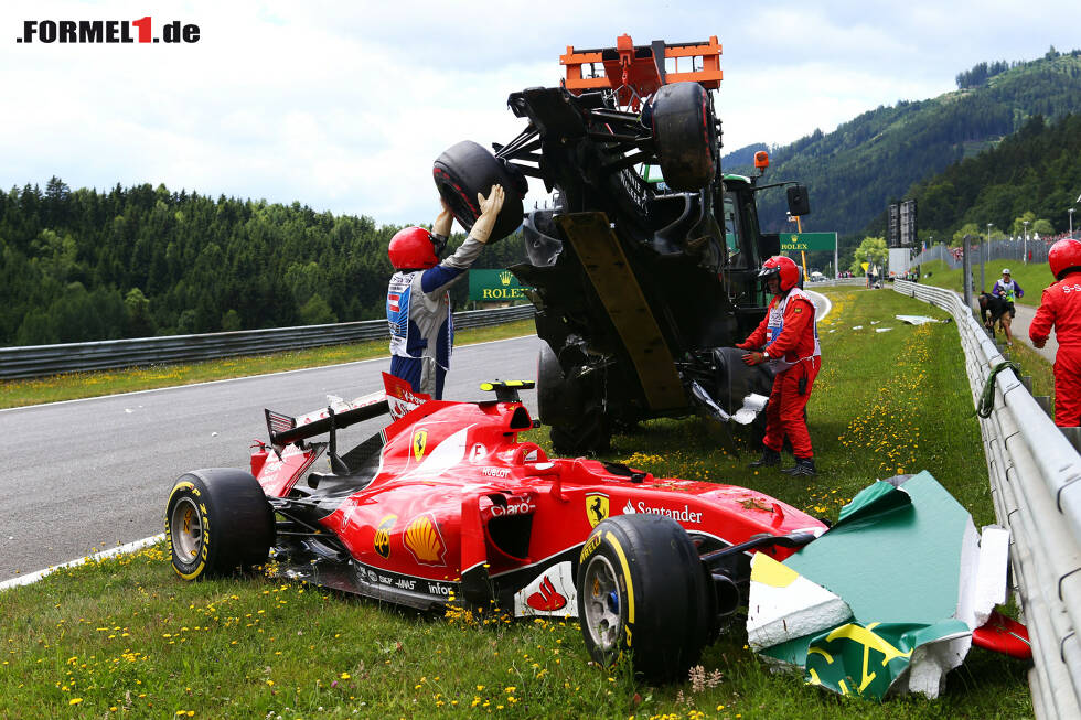 Foto zur News: Streckenposten bergen die verunfallten Fahrzeuge von Alonso und Räikkönen