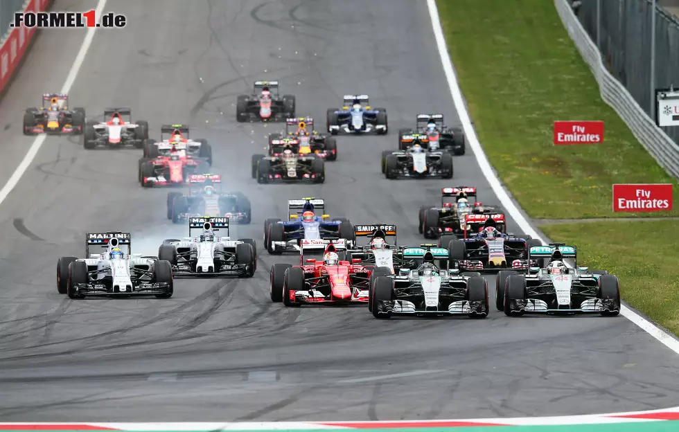 Foto zur News: Nico Rosberg und Lewis Hamilton (Mercedes AMG Petronas Formula One Team)
