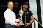 Foto zur News: Rob Jones von der Motor Sport Association übergibt Lewis Hamilton (Mercedes) die Mike-Hawthorn-Trophy