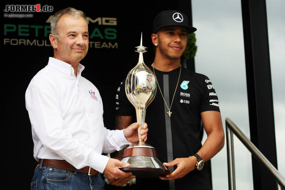 Foto zur News: Rob Jones von der Motor Sport Association übergibt Lewis Hamilton (Mercedes) die Mike-Hawthorn-Trophy