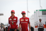 Foto zur News: Esteban Gutierrez und Kimi Räikkönen (Ferrari)