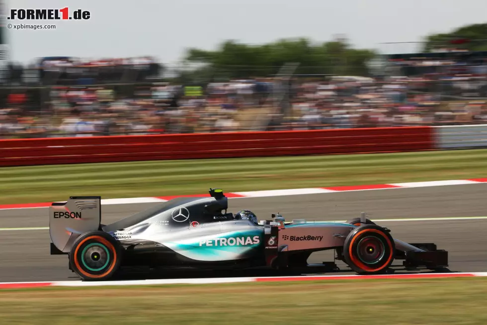 Foto zur News: Nico Rosberg dominierte den Freitag in Silverstone - und das, obwohl er am Vormittag wegen eines Hydraulikproblems lang an der Box stand