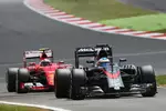 Foto zur News: Fernando Alonso (McLaren) und Kimi Räikkönen (Ferrari)