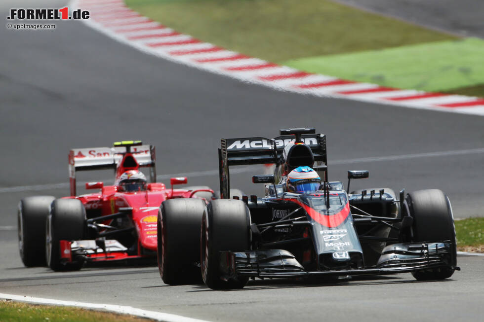 Foto zur News: Fernando Alonso (McLaren) und Kimi Räikkönen (Ferrari)