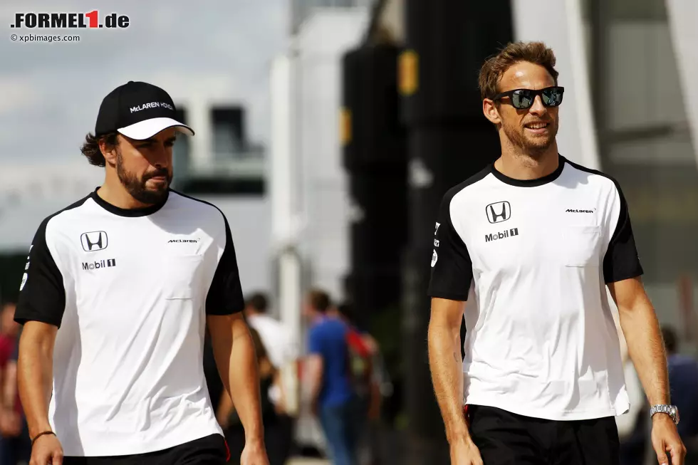 Foto zur News: Fernando Alonso (McLaren) und Jenson Button (McLaren)