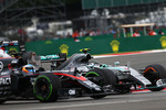 Foto zur News: Fernando Alonso (McLaren) und Nico Rosberg (Mercedes)