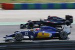 Foto zur News: Felipe Nasr (Sauber) und Jenson Button (McLaren)