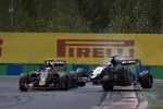 Foto zur News: Pastor Maldonado (Lotus) und Sergio Perez (Force India)