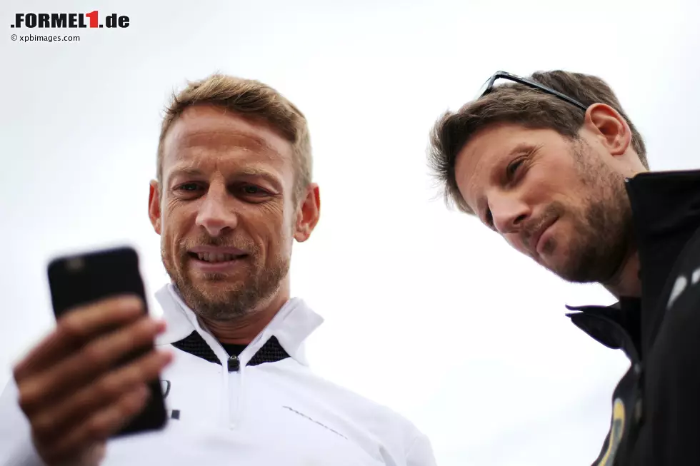 Foto zur News: Jenson Button (McLaren) und Romain Grosjean (Lotus)