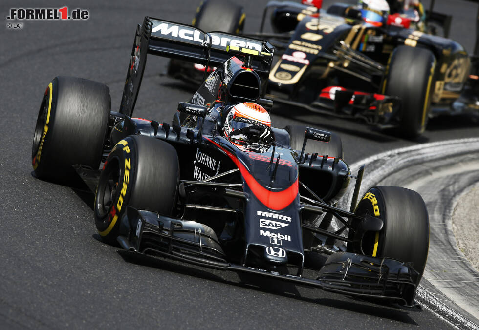 Foto zur News: Jenson Button (McLaren) und Pastor Maldonado (Lotus)