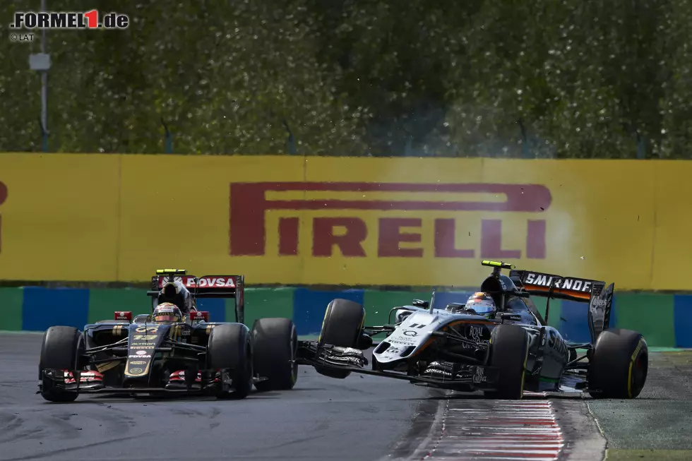 Foto zur News: Pastor Maldonado (Lotus) und Sergio Perez (Force India)