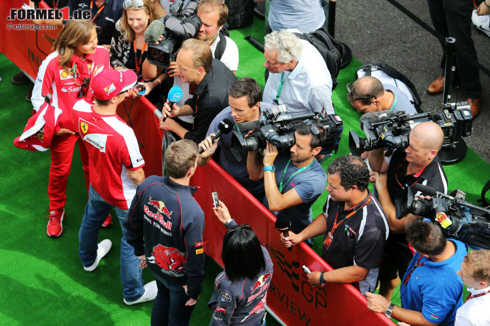 Foto zur News: Max Verstappen (Toro Rosso) und Kimi Räikkönen (Ferrari)
