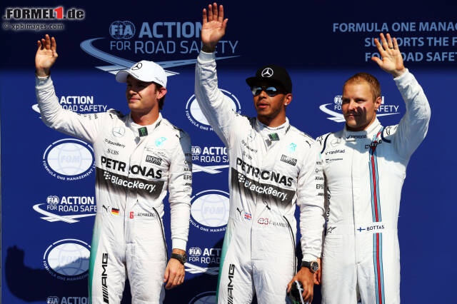 Foto zur News: Nico Rosberg, Lewis Hamilton Valtteri Bottas und nach dem Qualifying: Hamilton sicherte sich die zehnte Saison-Pole und die sechste in Folge