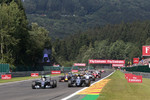 Foto zur News: Lewis Hamilton (Mercedes) und Sergio Perez (Force India)