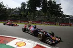 Foto zur News: Max Verstappen (Toro Rosso) und Kimi Räikkönen (Ferrari)