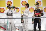 Foto zur News: Lewis Hamilton (Mercedes), Nico Rosberg (Mercedes) und Romain Grosjean (Lotus)