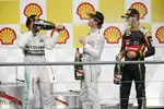 Foto zur News: Lewis Hamilton (Mercedes), Nico Rosberg (Mercedes) und Romain Grosjean (Lotus)