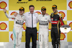 Foto zur News: Nico Rosberg (Mercedes), Lewis Hamilton (Mercedes) und Romain Grosjean (Lotus)
