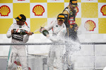 Foto zur News: Lewis Hamilton (Mercedes), Nico Rosberg (Mercedes) und Romain Grosjean (Lotus)